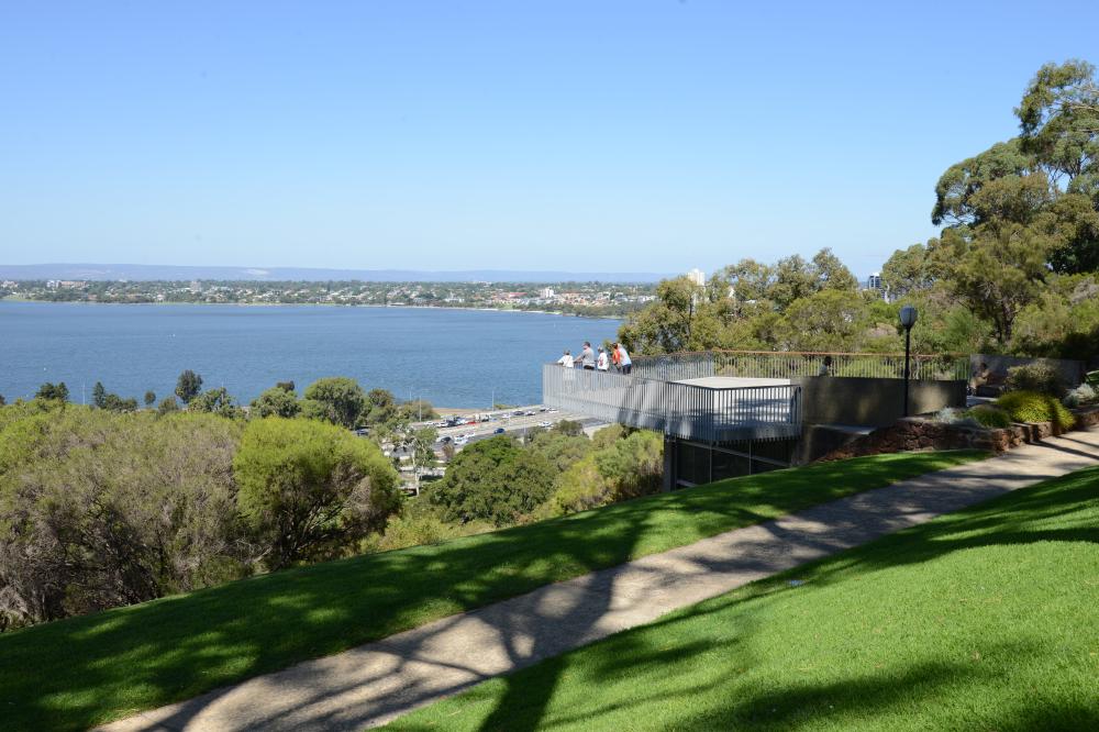 Kaarta Gar-Up lookout with views of the Swan River from Fraser Ave.